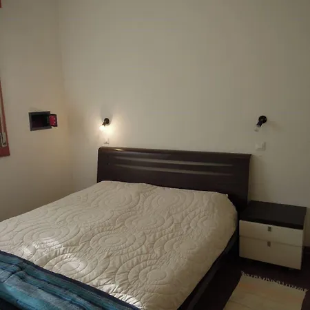 Lovely Flat With Garden In A Residence-beahost